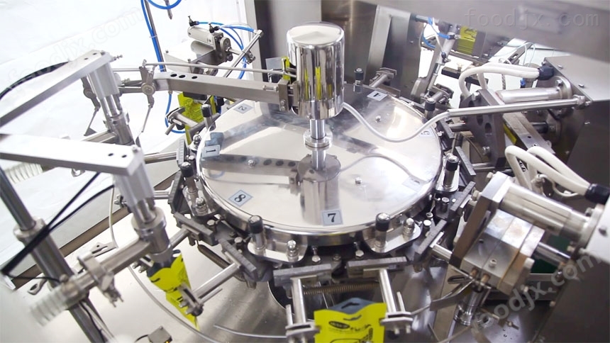 新款全自動給袋式醬體液體包裝機細節(jié)