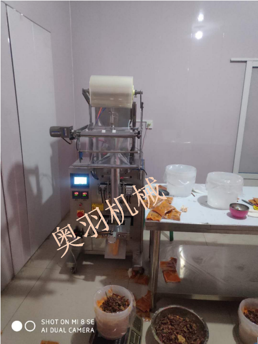 安徽板面底料包裝機(jī) 辣椒+牛油固定比例自動(dòng)包裝_立式包裝機(jī)系列_第1張_石家莊奧羽自動(dòng)化設(shè)備有限公司 安徽板面底料包裝機(jī) 辣椒+牛油固定比例自動(dòng)包裝_http://www.lntfjy.com_立式包裝機(jī)系列_第1張