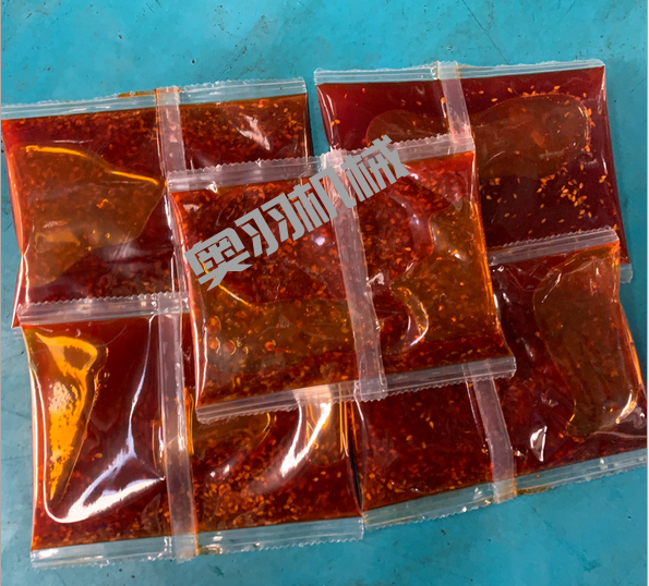 夏季涼皮走上餐桌  全自動(dòng)辣椒油包裝機(jī)讓其美味爽口